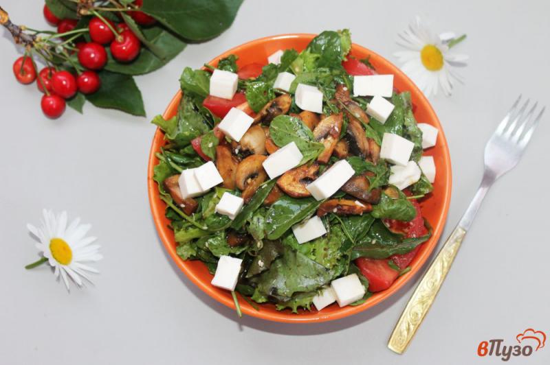 Фото приготовление рецепта: Теплый салат с карамелизированными грибами и сыром шаг №7