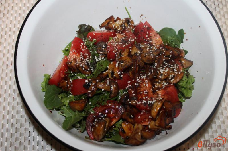 Фото приготовление рецепта: Теплый салат с карамелизированными грибами и сыром шаг №6