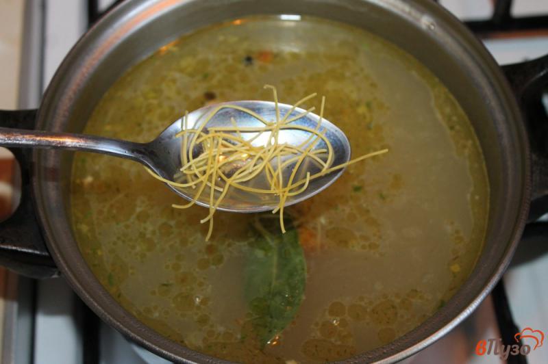 Фото приготовление рецепта: Суп с копченым мясом и вермишелью шаг №6