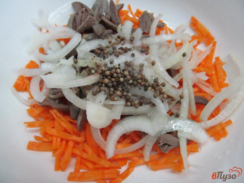 Фото приготовление рецепта: Морковь с куриными сердечками по-корейски шаг №5