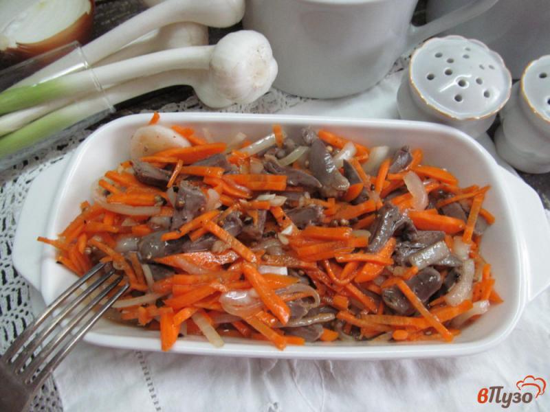 Фото приготовление рецепта: Морковь с куриными сердечками по-корейски шаг №8