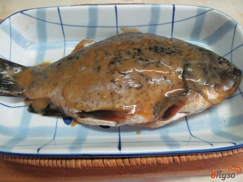 Фото приготовление рецепта: Запеченная рыба в маринаде с соусом шаг №4