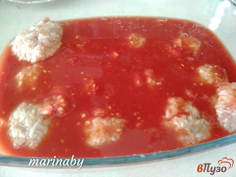 Фото приготовление рецепта: Ёжики из мясного фарша и риса (тефтели) в томатном соусе шаг №4