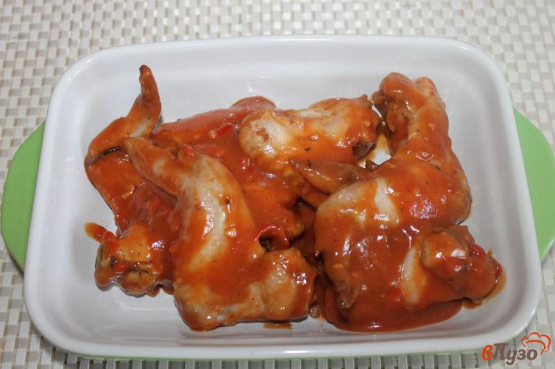 Фото приготовление рецепта: Куриные крылья запеченные в томатно - медовом соусе с чили шаг №6