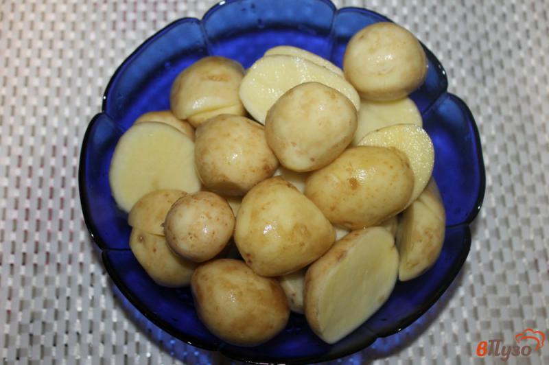 Фото приготовление рецепта: Молодой картофель с зажаркой из ветчины и лука шаг №1