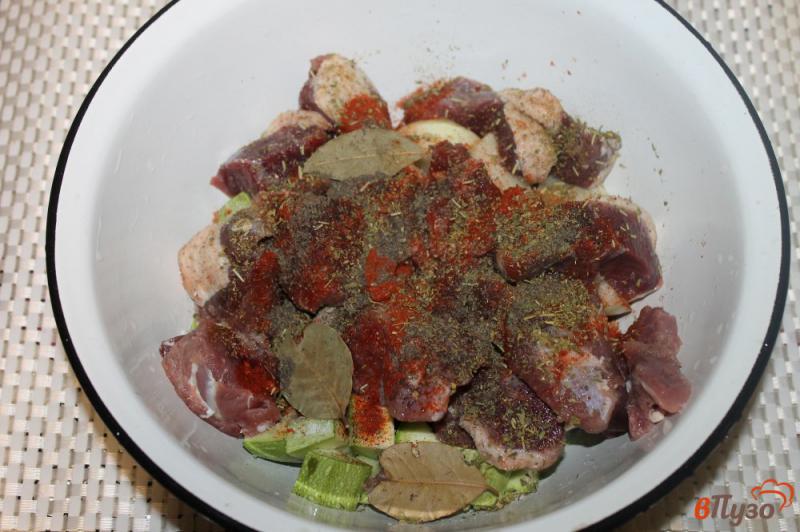 Фото приготовление рецепта: Утиные грудки с кабачками и луком тушеные в рукаве шаг №3