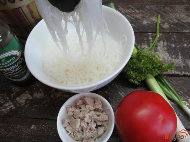 Фото приготовление рецепта: Салат с фунчозой мясом свинины и помидором шаг №1