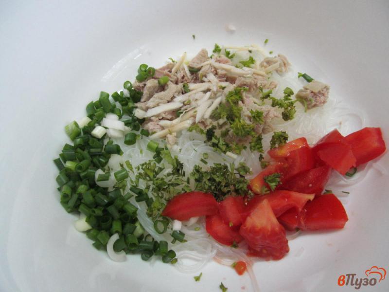 Фото приготовление рецепта: Салат с фунчозой мясом свинины и помидором шаг №4