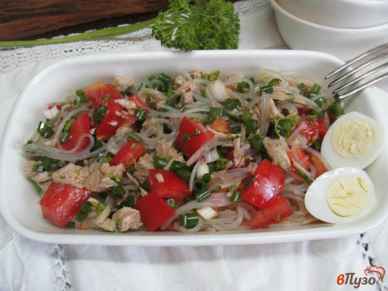 Фото приготовление рецепта: Салат с фунчозой мясом свинины и помидором шаг №5
