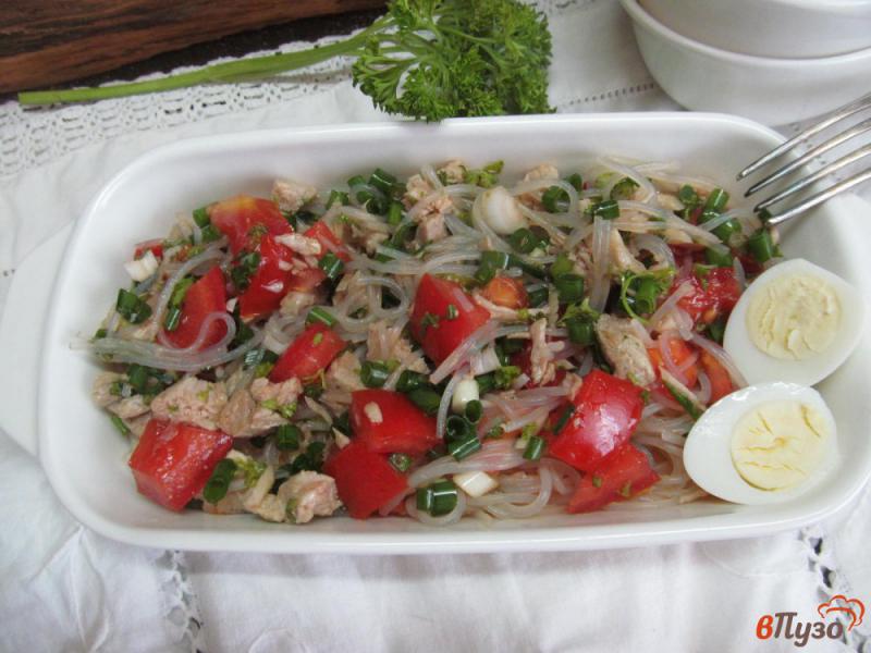 Фото приготовление рецепта: Салат с фунчозой мясом свинины и помидором шаг №6