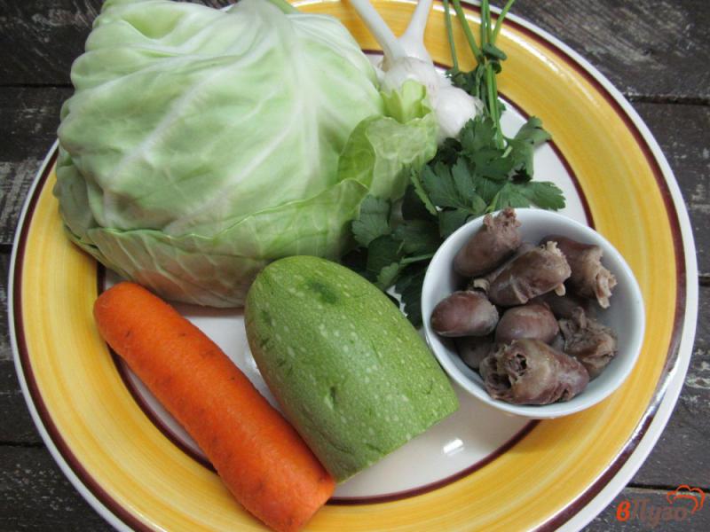 Фото приготовление рецепта: Салат из молодой капусты с куриными сердечками шаг №1