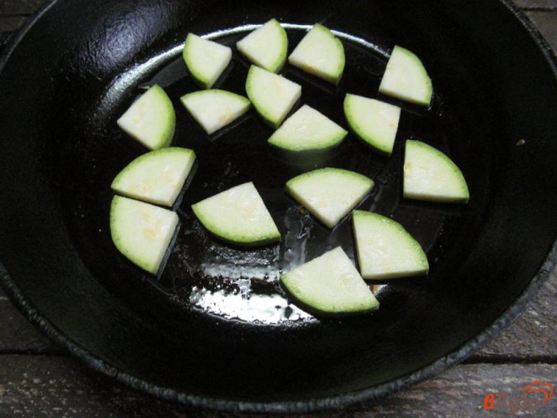 Фото приготовление рецепта: Салат из молодой капусты с куриными сердечками шаг №3