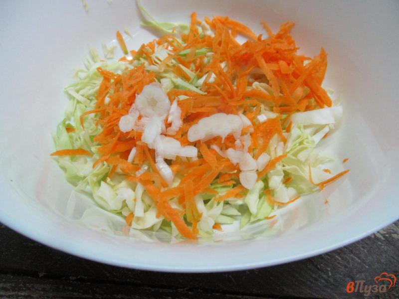 Фото приготовление рецепта: Салат из молодой капусты с куриными сердечками шаг №5