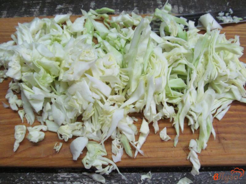 Фото приготовление рецепта: Салат из молодой капусты с куриными сердечками шаг №4