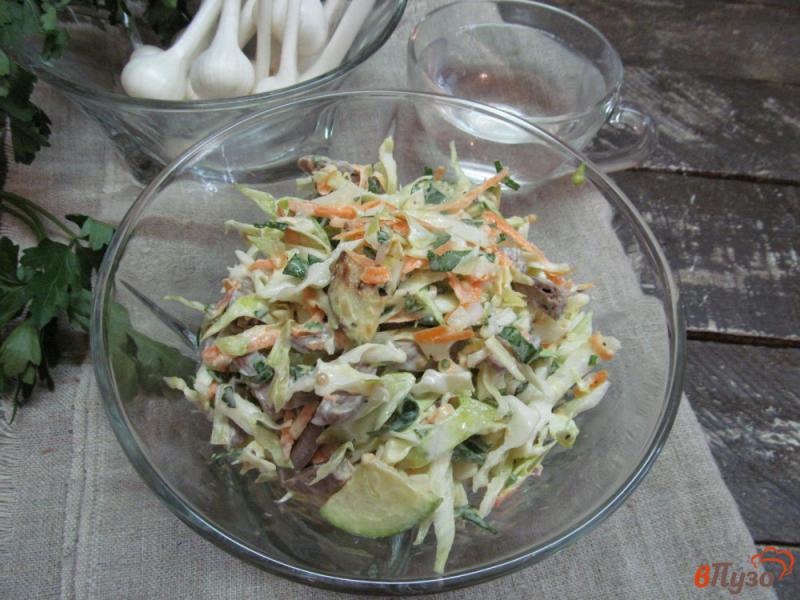 Фото приготовление рецепта: Салат из молодой капусты с куриными сердечками шаг №9