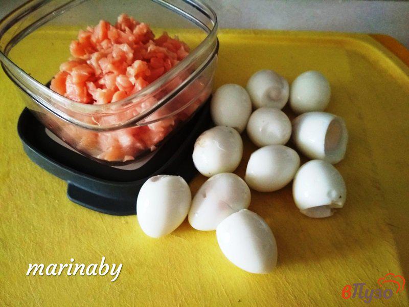 Фото приготовление рецепта: Закуска из фаршированных перепелиных яиц и лосося шаг №2