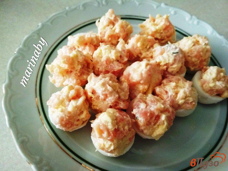 Фото приготовление рецепта: Закуска из фаршированных перепелиных яиц и лосося шаг №4