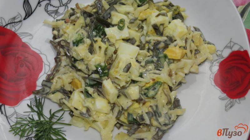 Фото приготовление рецепта: Салат с морской и белокочанной капустой шаг №5