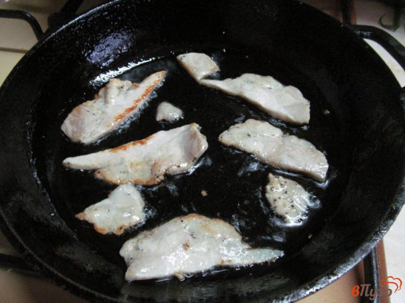 Фото приготовление рецепта: Картофельные лепешки с начинкой из капусты и буженины шаг №4