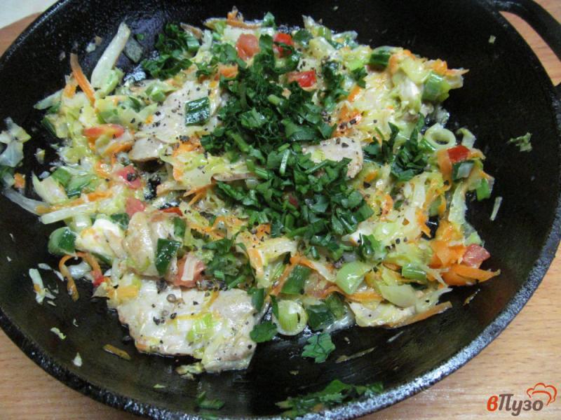 Фото приготовление рецепта: Картофельные лепешки с начинкой из капусты и буженины шаг №7