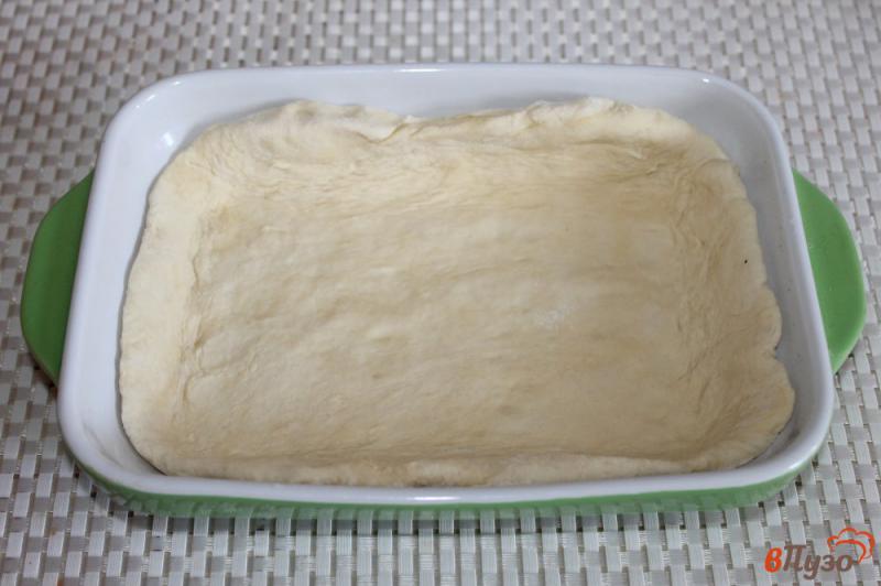 Фото приготовление рецепта: Открытый пирог из слоеного теста с кабачками, луком и сыром шаг №2