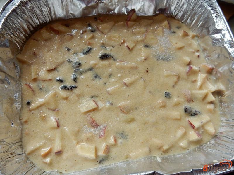 Фото приготовление рецепта: Пирог с яблоками и черносливом шаг №11