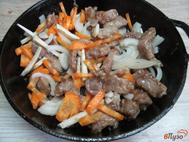 Фото приготовление рецепта: Свинина с капустой в азиатском стиле шаг №5