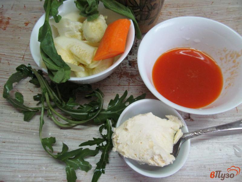 Фото приготовление рецепта: Холодный суп из кабачка с морковью и томатным соком шаг №2