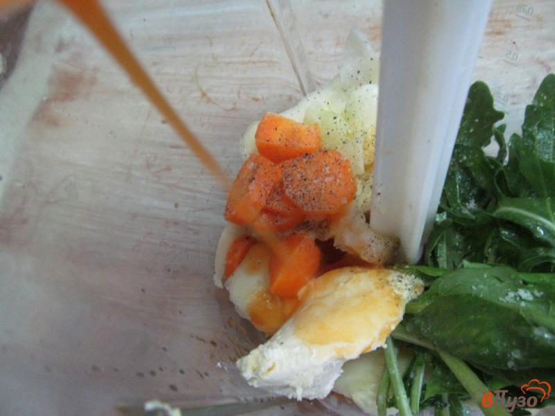 Фото приготовление рецепта: Холодный суп из кабачка с морковью и томатным соком шаг №4