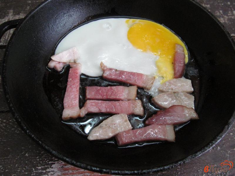 Фото приготовление рецепта: Салат из рукколы с ветчиной и яйцом шаг №3