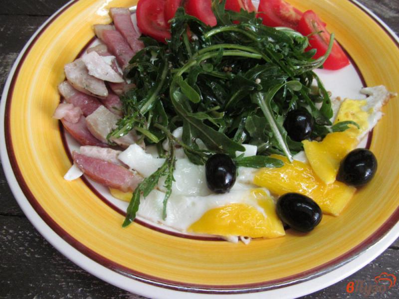 Фото приготовление рецепта: Салат из рукколы с ветчиной и яйцом шаг №4