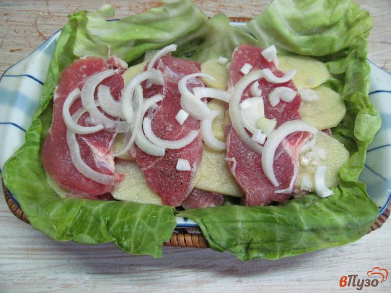 Фото приготовление рецепта: Свинина с картофелем в капустных листах шаг №4