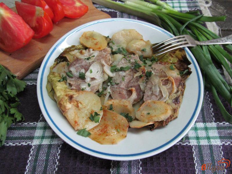 Фото приготовление рецепта: Свинина с картофелем в капустных листах шаг №7