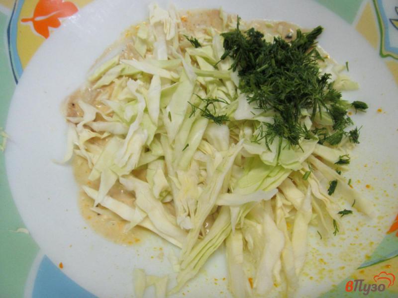 Фото приготовление рецепта: Капустный салат с помидором под соусом из йогурта шаг №2