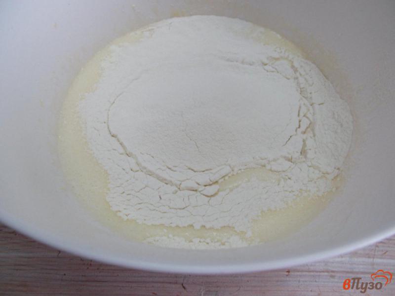 Фото приготовление рецепта: Бисквитный пирог с вишней шаг №3