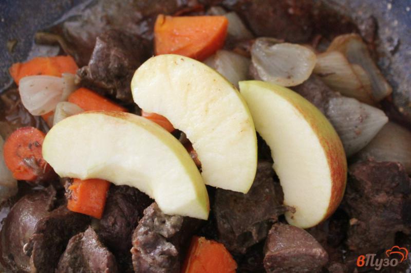 Фото приготовление рецепта: Паштет из говяжьей печени с овощами и яблоком шаг №3