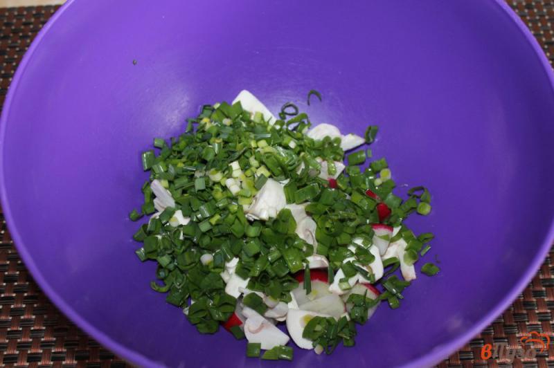 Фото приготовление рецепта: Салат из редиски и свежих шампиньонов шаг №3