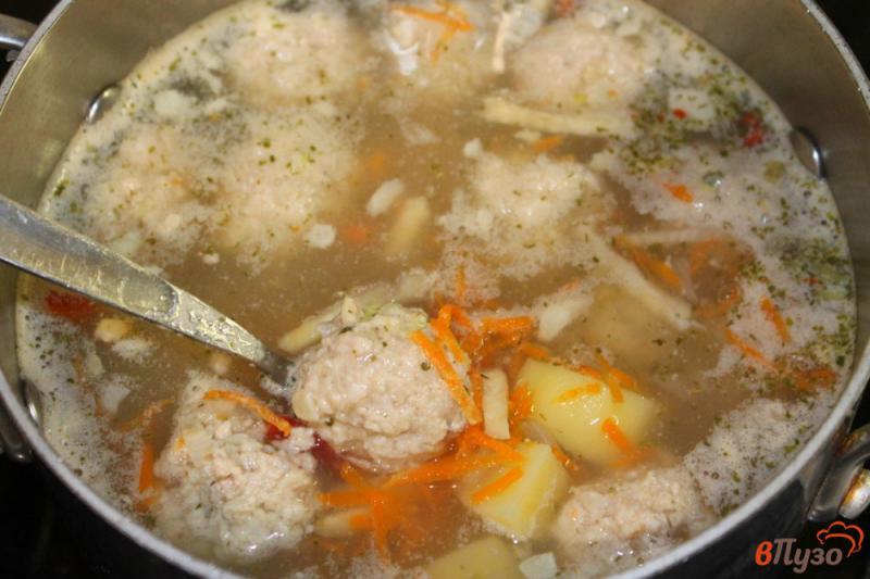 Фото приготовление рецепта: Суп с фрикадельками и корнеплодами шаг №6
