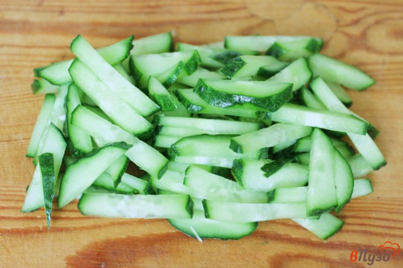 Фото приготовление рецепта: Салат из капусты и огурца со сметаной и чесноком шаг №2