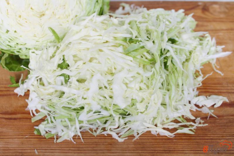 Фото приготовление рецепта: Салат из капусты и огурца со сметаной и чесноком шаг №1