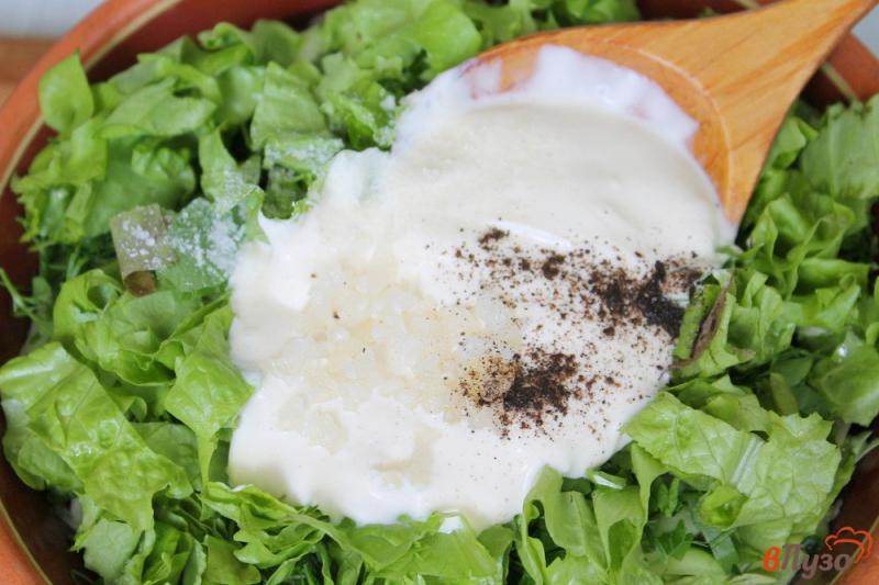 Фото приготовление рецепта: Салат из капусты и огурца со сметаной и чесноком шаг №6
