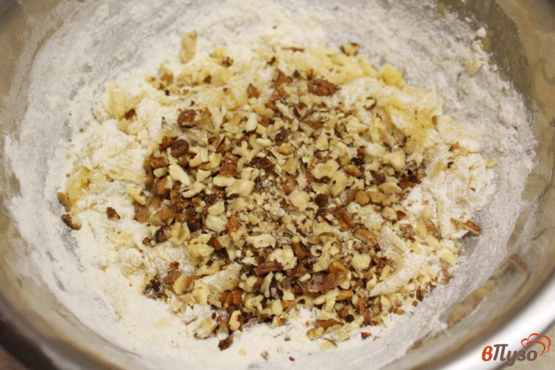 Фото приготовление рецепта: Песочное печенье с грецким орехом шаг №5