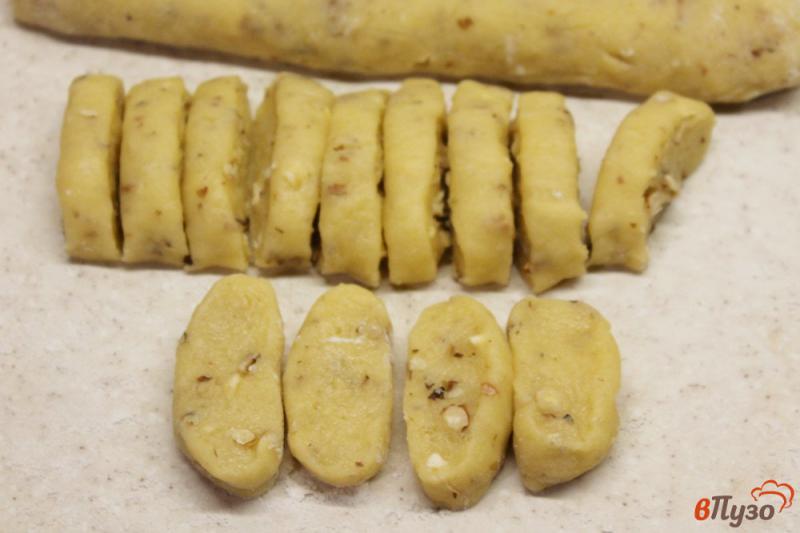 Фото приготовление рецепта: Песочное печенье с грецким орехом шаг №7
