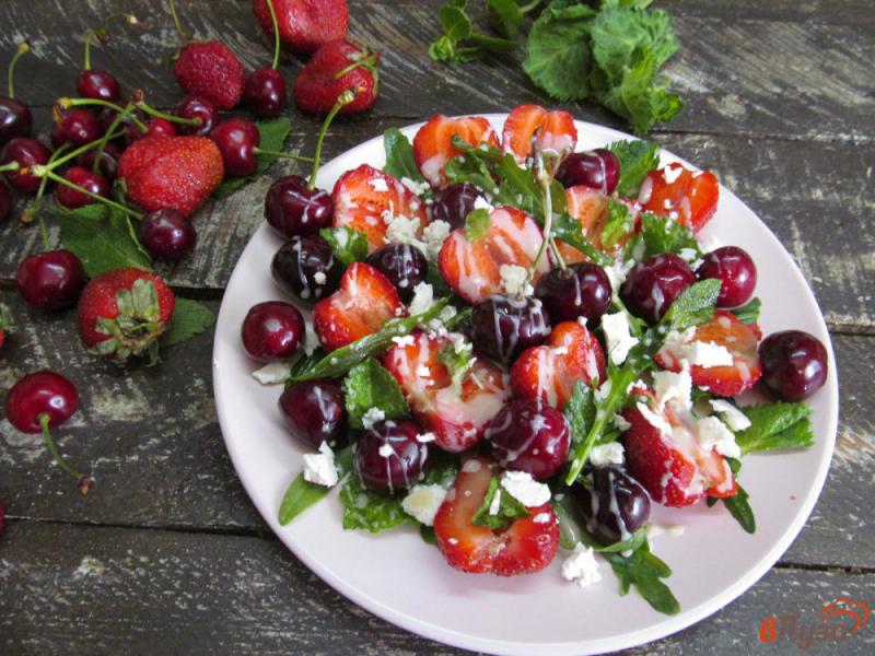 Фото приготовление рецепта: Летний салат из клубники и черешни шаг №6