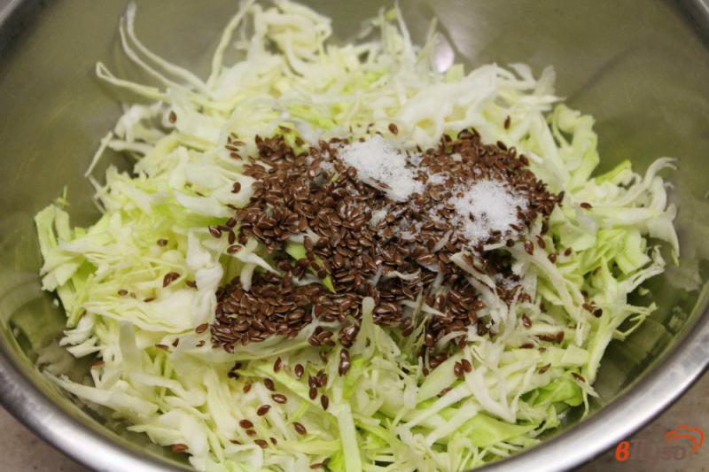 Фото приготовление рецепта: Салат из молодой капусты с семенами льна и чесноком шаг №2