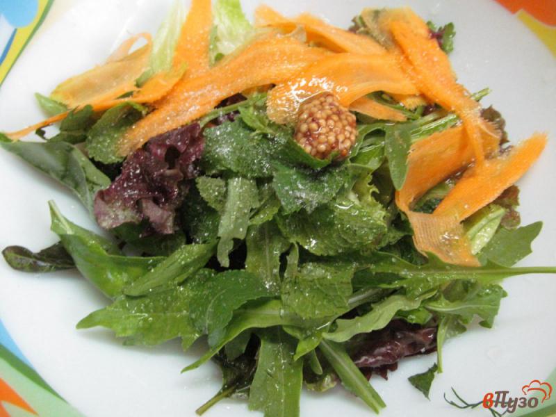Фото приготовление рецепта: Зеленый салат с морковью помидором и красной смородиной шаг №5