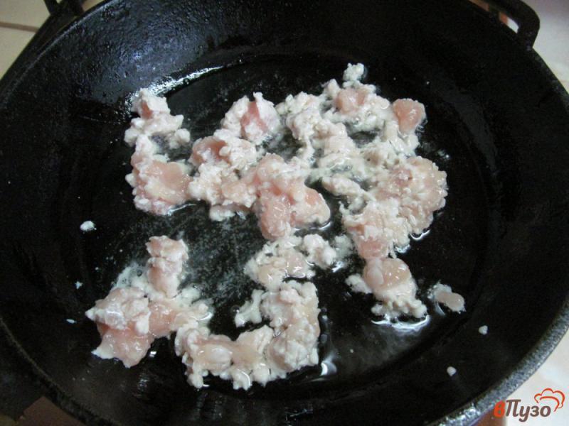 Фото приготовление рецепта: Яйцо с рисом и куриным фаршем под соусом песто шаг №2