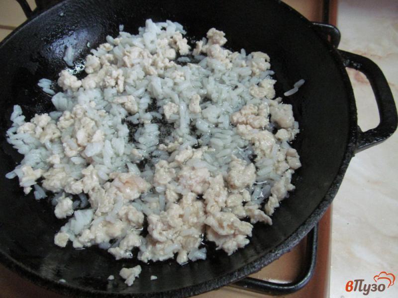 Фото приготовление рецепта: Яйцо с рисом и куриным фаршем под соусом песто шаг №3