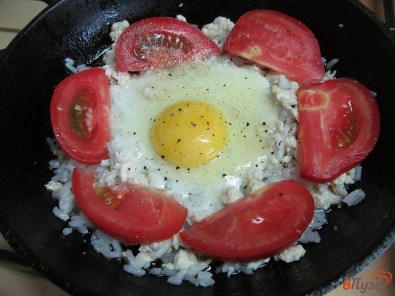Фото приготовление рецепта: Яйцо с рисом и куриным фаршем под соусом песто шаг №4