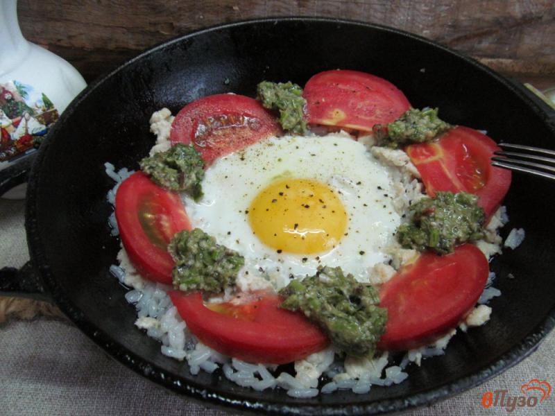 Фото приготовление рецепта: Яйцо с рисом и куриным фаршем под соусом песто шаг №6